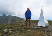 49 Ortensio legge le scritte alla stele piramidale in memoria del vescovo Amadei 